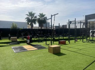 ZONA DE CROSSFIT DE INTERIOR Y EXTERIOR 