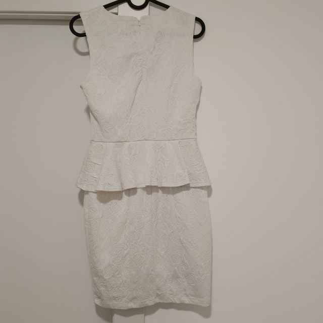 1€: Vestido blanco peplum