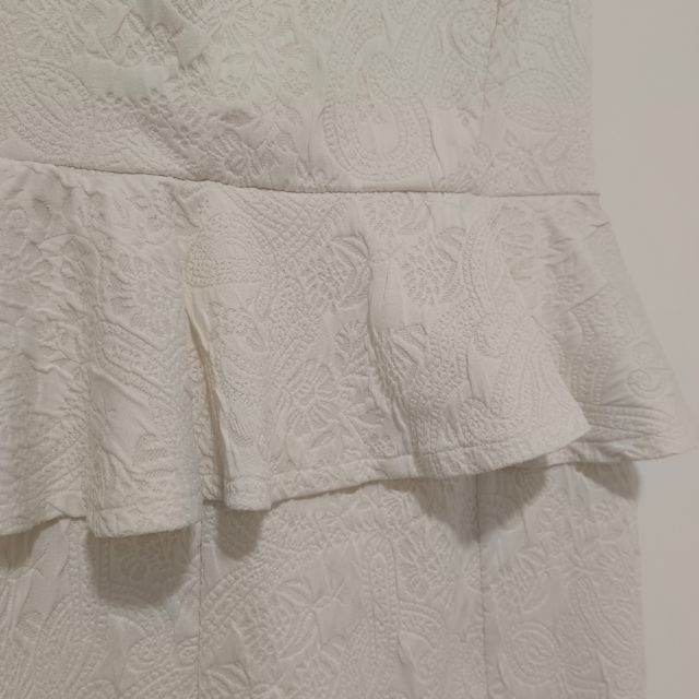 1€: Vestido blanco peplum