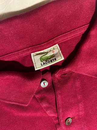 Polo burdeos Lacoste, manga larga, 100% algodón.