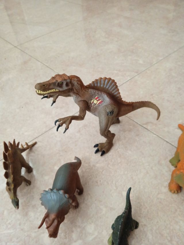 lote de 7 dinosaurios  pequeños  y mediaños