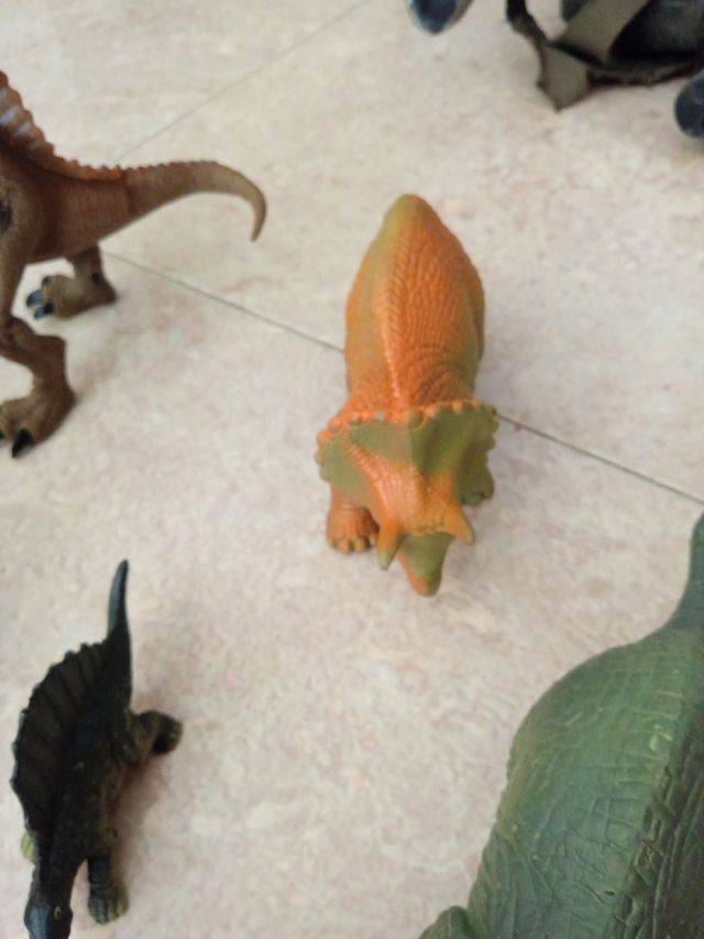 lote de 7 dinosaurios  pequeños  y mediaños