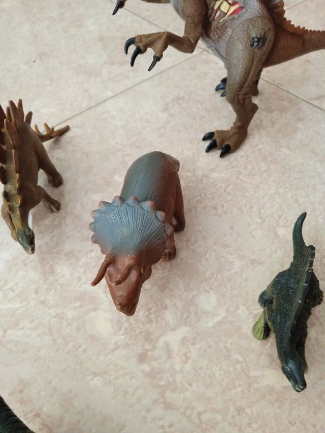 lote de 7 dinosaurios  pequeños  y mediaños