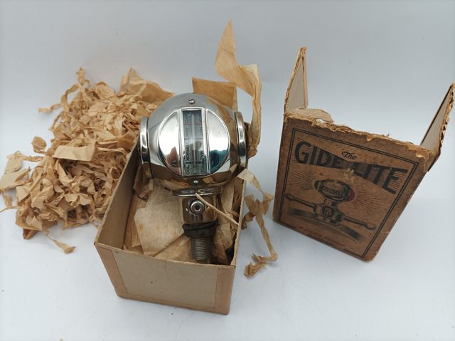 Motómetro de coche antiguo marca Gidelite. Años 20