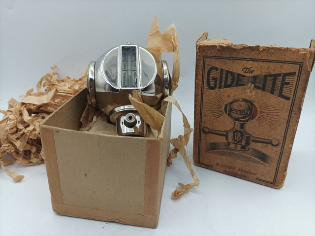 Motómetro de coche antiguo marca Gidelite. Años 20