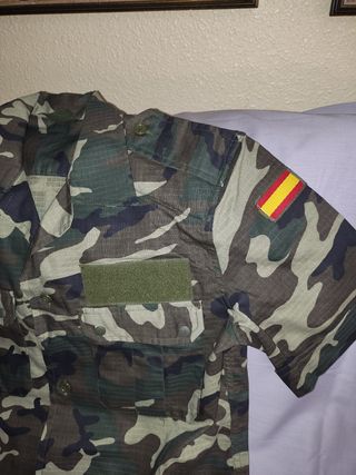 Camisa militar manga corta.
