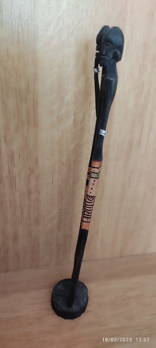 figuras africanas delgadas de madera