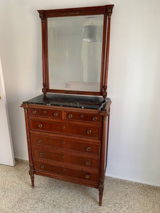 Cómoda y espejo antiguos