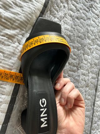 Sandalia nueva sin estrenar Mango negra 