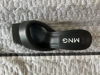 Sandalia nueva sin estrenar Mango negra 