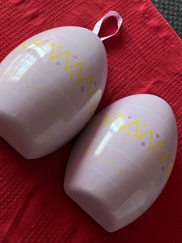 Scatola in latta a forma di uovo