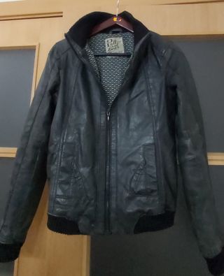 E031-Cazadora piel negra combinada con punto.