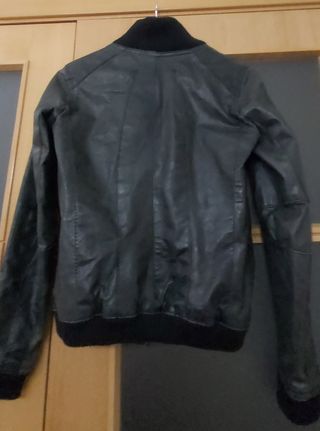 E031-Cazadora piel negra combinada con punto.