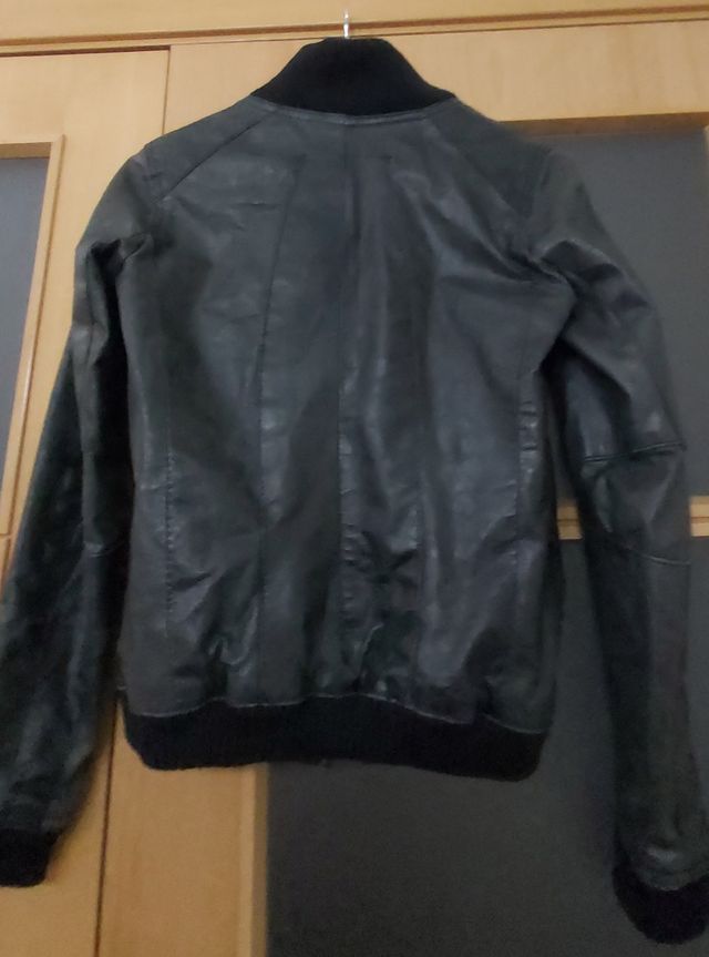 E031-Cazadora piel negra combinada con punto.