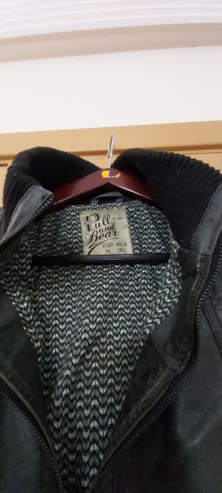 E031-Cazadora piel negra combinada con punto.
