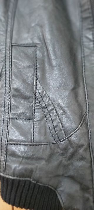 E031-Cazadora piel negra combinada con punto.