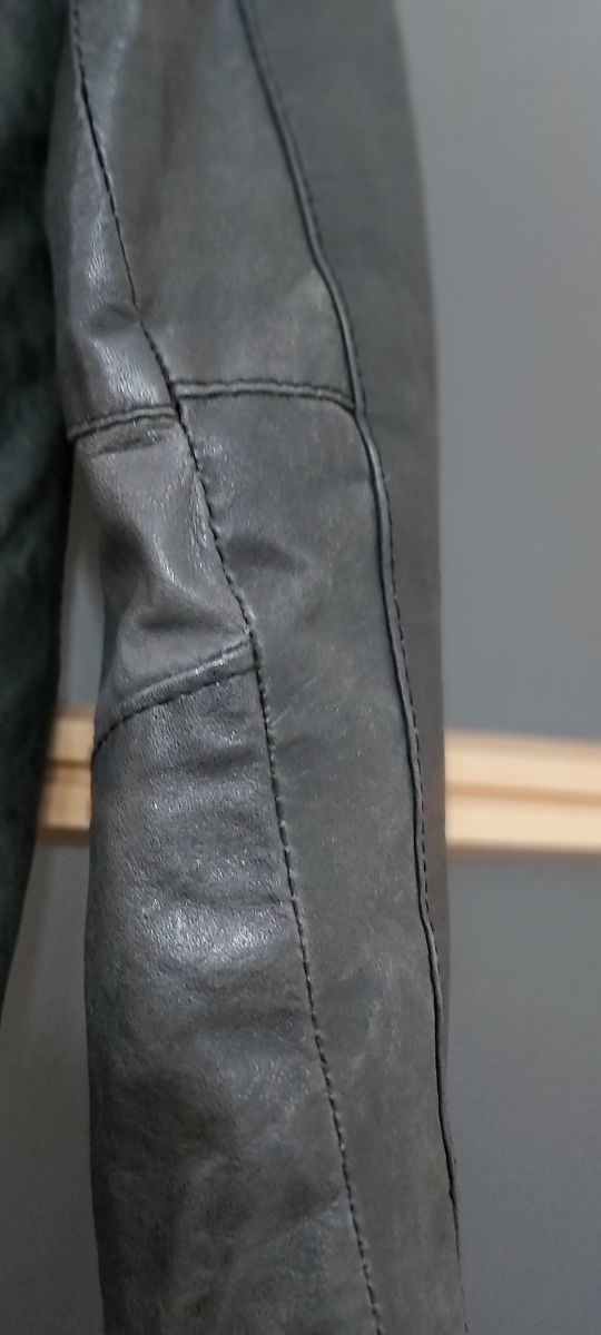 E031-Cazadora piel negra combinada con punto.