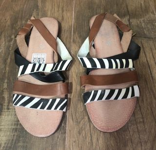 Sandalias, talla 39. 