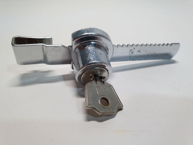 Cerradura de vitrina con llave