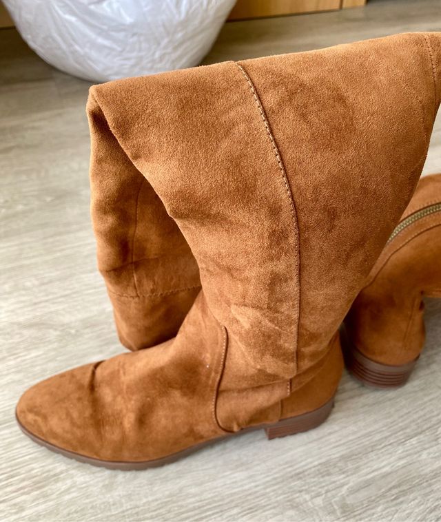 Botas mosqueteras de ante marrón, número 37