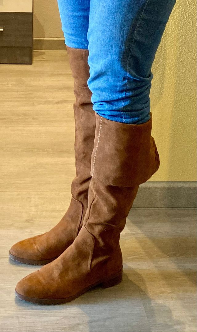 Botas mosqueteras de ante marrón, número 37