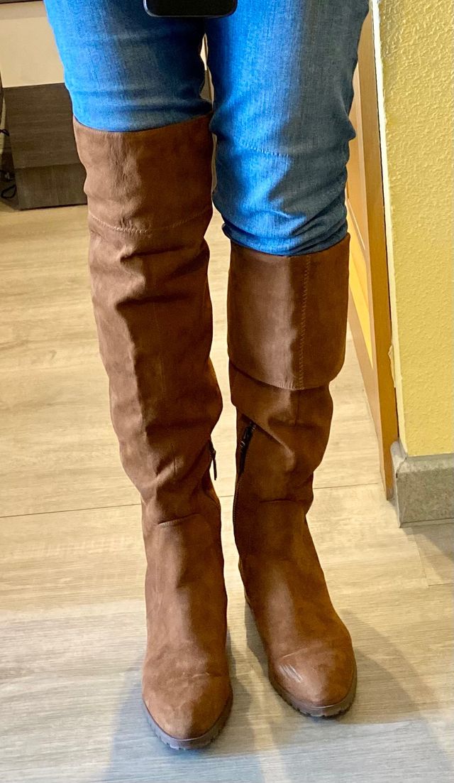 Botas mosqueteras de ante marrón, número 37