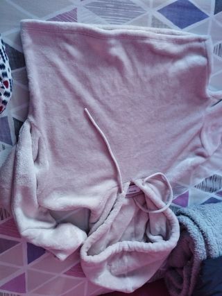 Sudadera de pelo rosada.