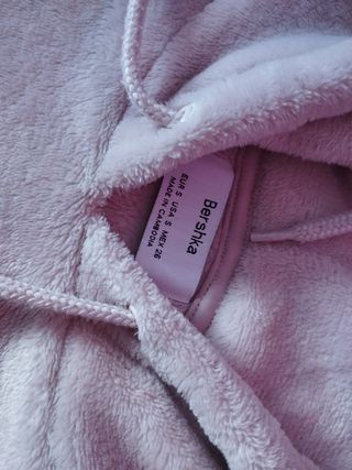 Sudadera de pelo rosada.