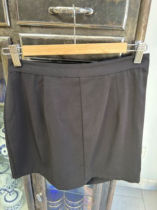 Minifalda negra de Zara con volante y cremallera