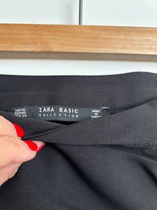 Minifalda negra de Zara con volante y cremallera