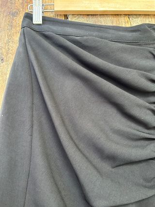 Minifalda negra de Zara con volante y cremallera