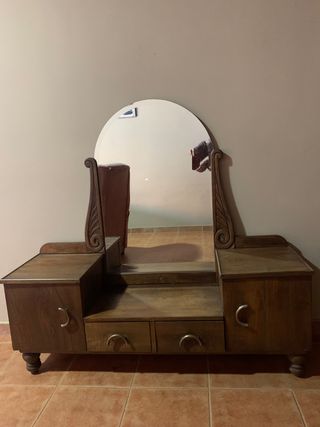Mobili antichi con specchio