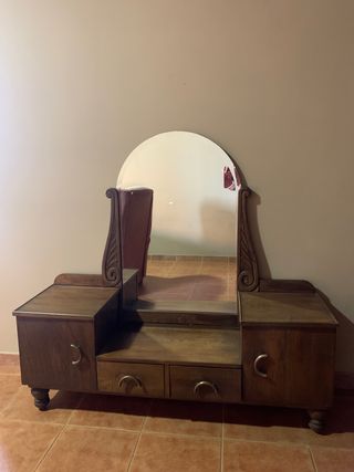 Mobili antichi con specchio