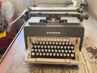 Máquina de escribir Olivetti línea 98
