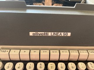 Máquina de escribir Olivetti línea 98