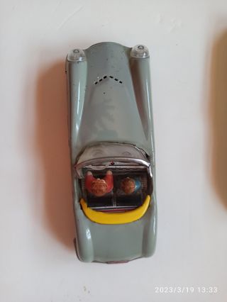 Parcheggio auto d'epoca in latta