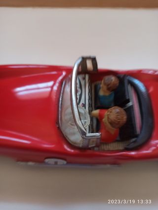 Parcheggio auto d'epoca in latta