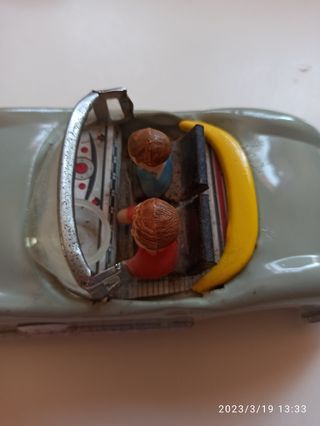 Parcheggio auto d'epoca in latta