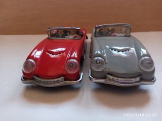 Parcheggio auto d'epoca in latta