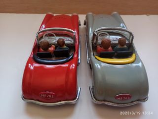 Parcheggio auto d'epoca in latta