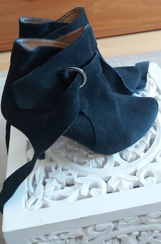 E034-Botines de ante negros número 35