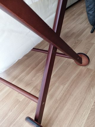 minicuna de madera con ruedas y ropa