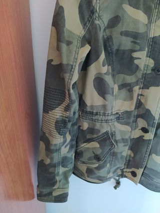 Chaqueta stretch de camuflaje de mujer Hollister