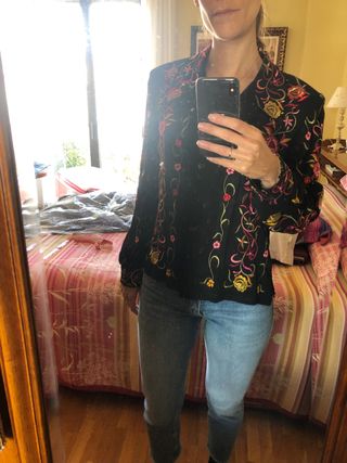 Blusa negra bordados de colores talla M-L