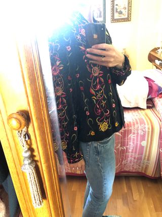 Blusa negra bordados de colores talla M-L