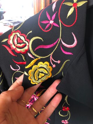 Blusa negra bordados de colores talla M-L