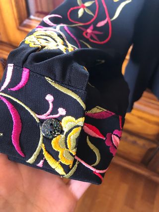 Blusa negra bordados de colores talla M-L