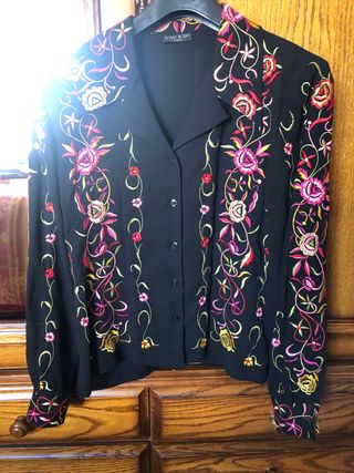 Blusa negra bordados de colores talla M-L