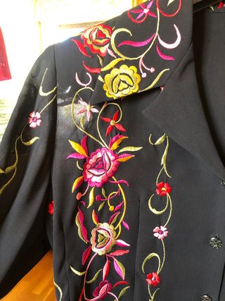 Blusa negra bordados de colores talla M-L