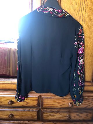 Blusa negra bordados de colores talla M-L